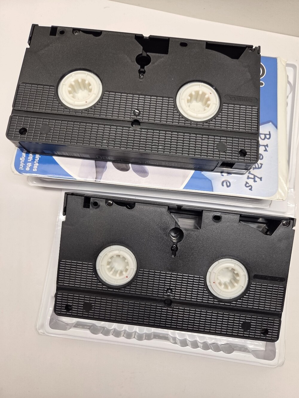 Pingu VHS Lot: Breaks The Ice & Chillin' With Pingu -2004 - Clamshell Case - Picture 11 of 12